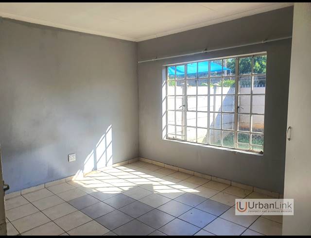 2 BEDROOM TOWNHOUSE FOR SALE IN OOS EINDE